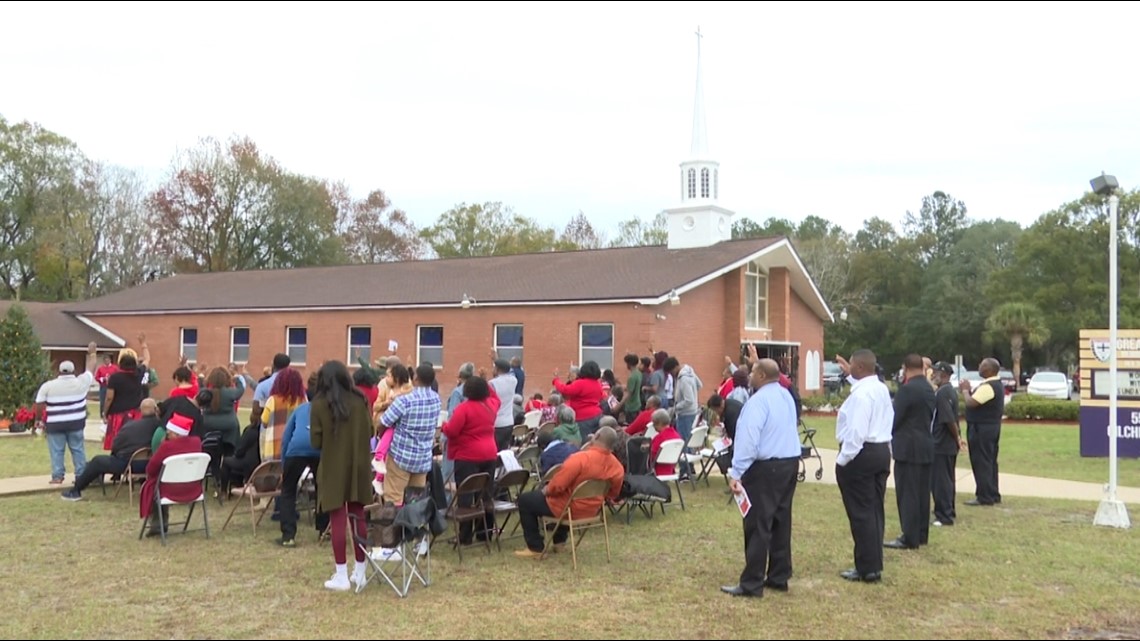 Church holds Christmas service in courtyard day after fire [Video]