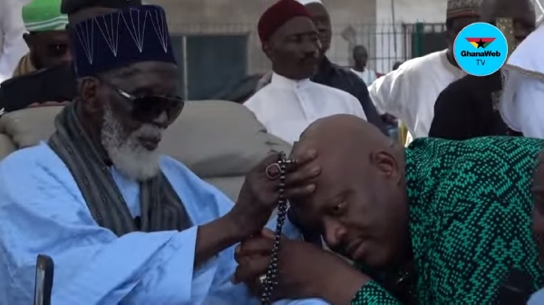 Watch the intimate moment Henry Quartey knelt before Chief Imam to be prayed for [Video]