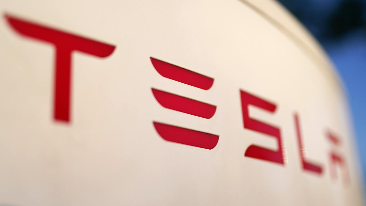 Tesla Settles Lawsuit Over Man’s Death in a Crash Involving Its Semi-Autonomous Driving Software [Video]