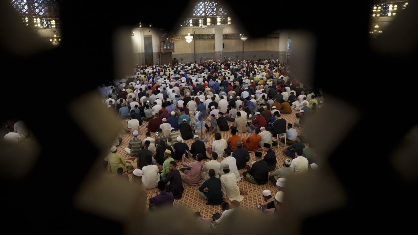Muslims worldwide celebrate Eid al-Fitr in the shadow of Gaza’s misery  Boston 25 News [Video]