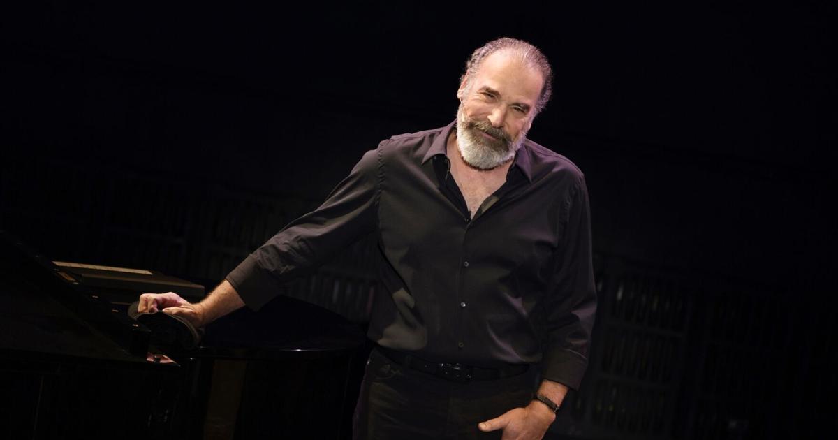 In a world full of war, Mandy Patinkin wants to carve out a space for peace on stage [Video]