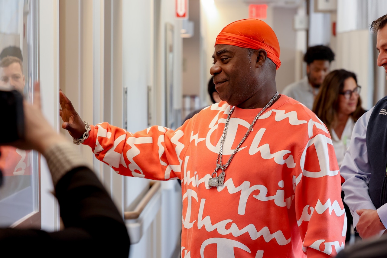 With prayers and smiles, comedian Tracy Morgan visits cancer patients at Staten Island University Hospital [Video]