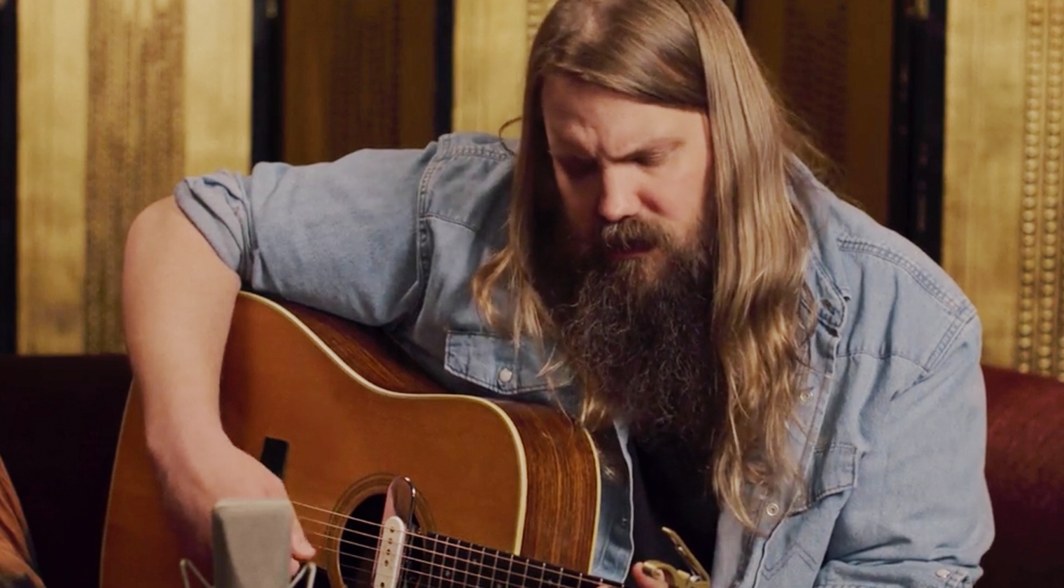 Chris Stapleton Gives Spine-Tingling Cover Of “I Hope You Dance” [Video]