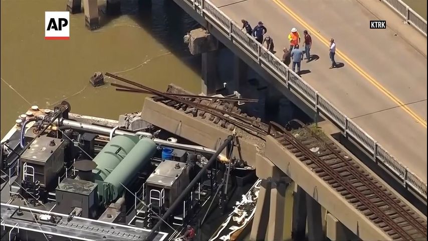 Boat strike causes oil spill, partial collapse of bridge between Galveston and Pelican Island, Texas [Video]