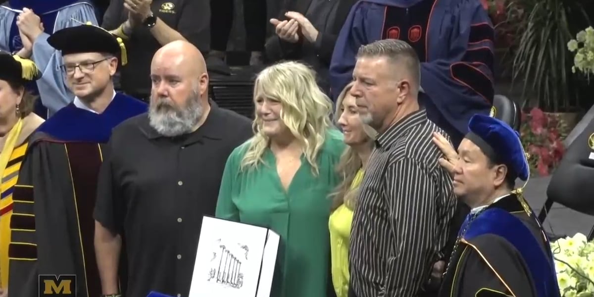 Riley Strain’s parents accept his diploma in tears at Mizzou’s graduation ceremony [Video]