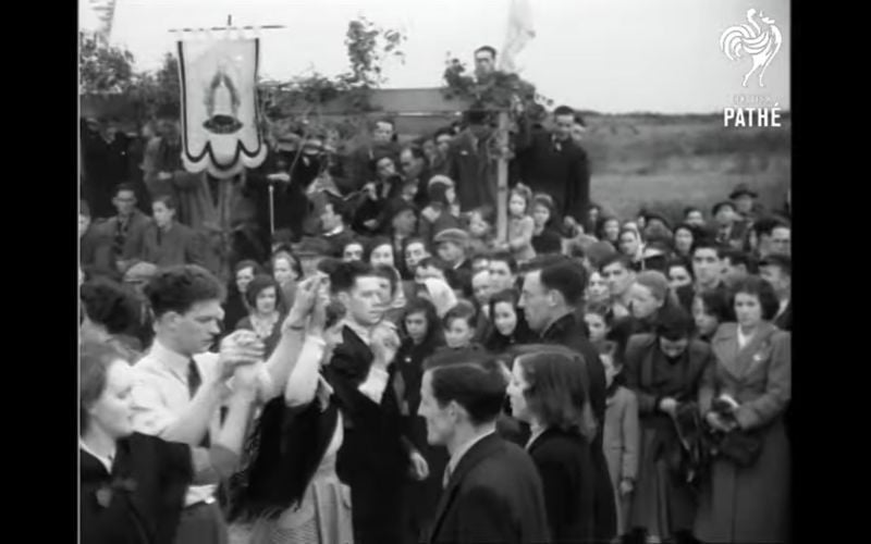 Leitrim locals dance at crossroads, St. Patrick’s Day 1953 [Video]