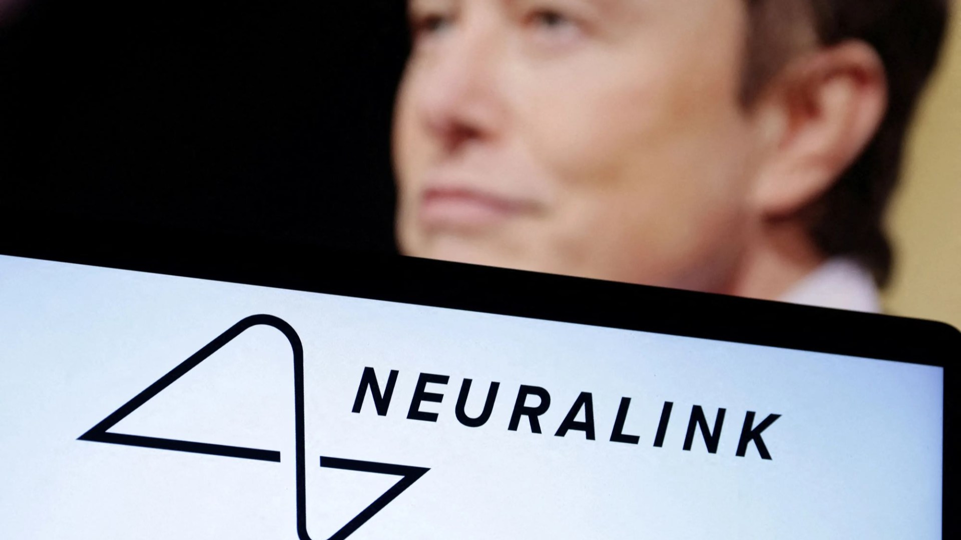 Elon Musk’s Neuralink brain chip company looking for next human volunteer after first patient encounters problem [Video]