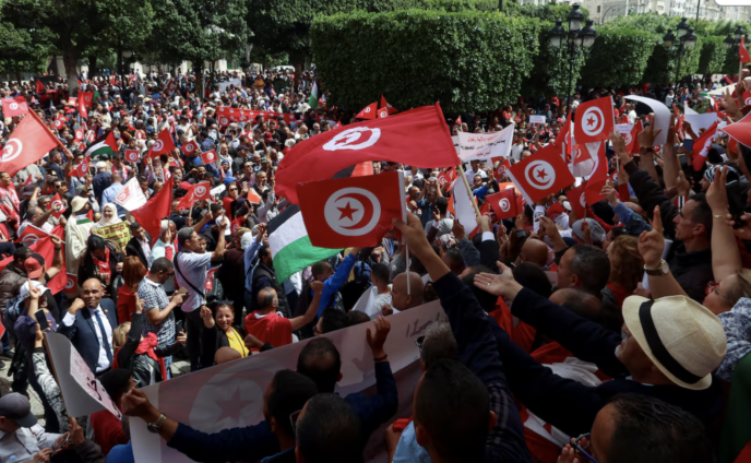 Hundreds of Tunisian presidents supporters protest against foreign interference [Video]