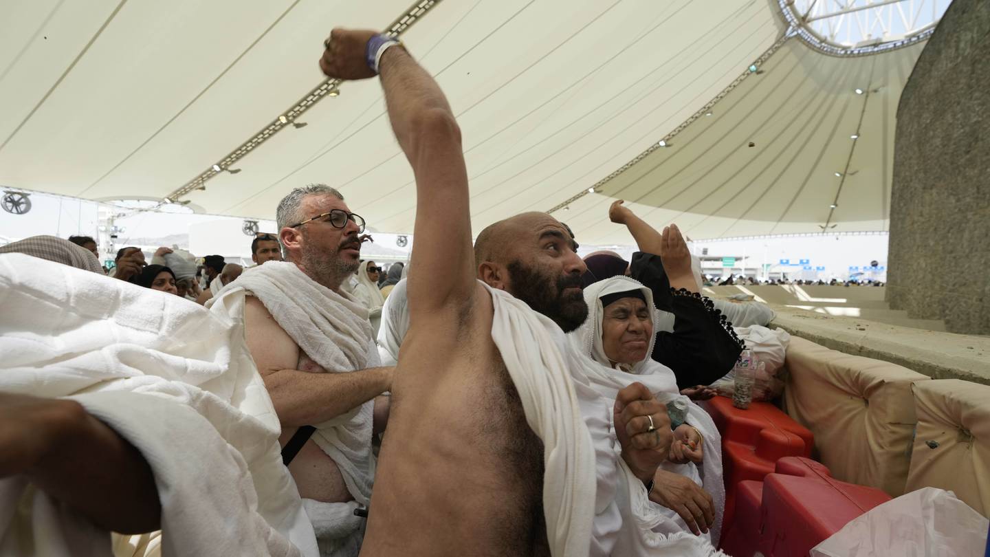 Pilgrims commence the final rites of Hajj as Muslims celebrate Eid al-Adha  WSOC TV [Video]
