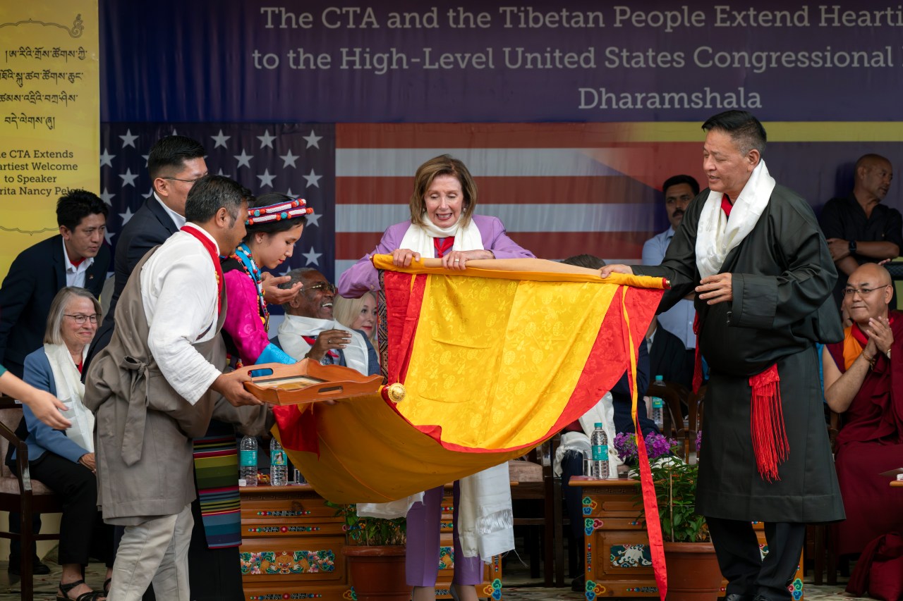 US lawmakers meet with Dalai Lama in Indias Dharamshala, sparking anger from China | KLRT [Video]