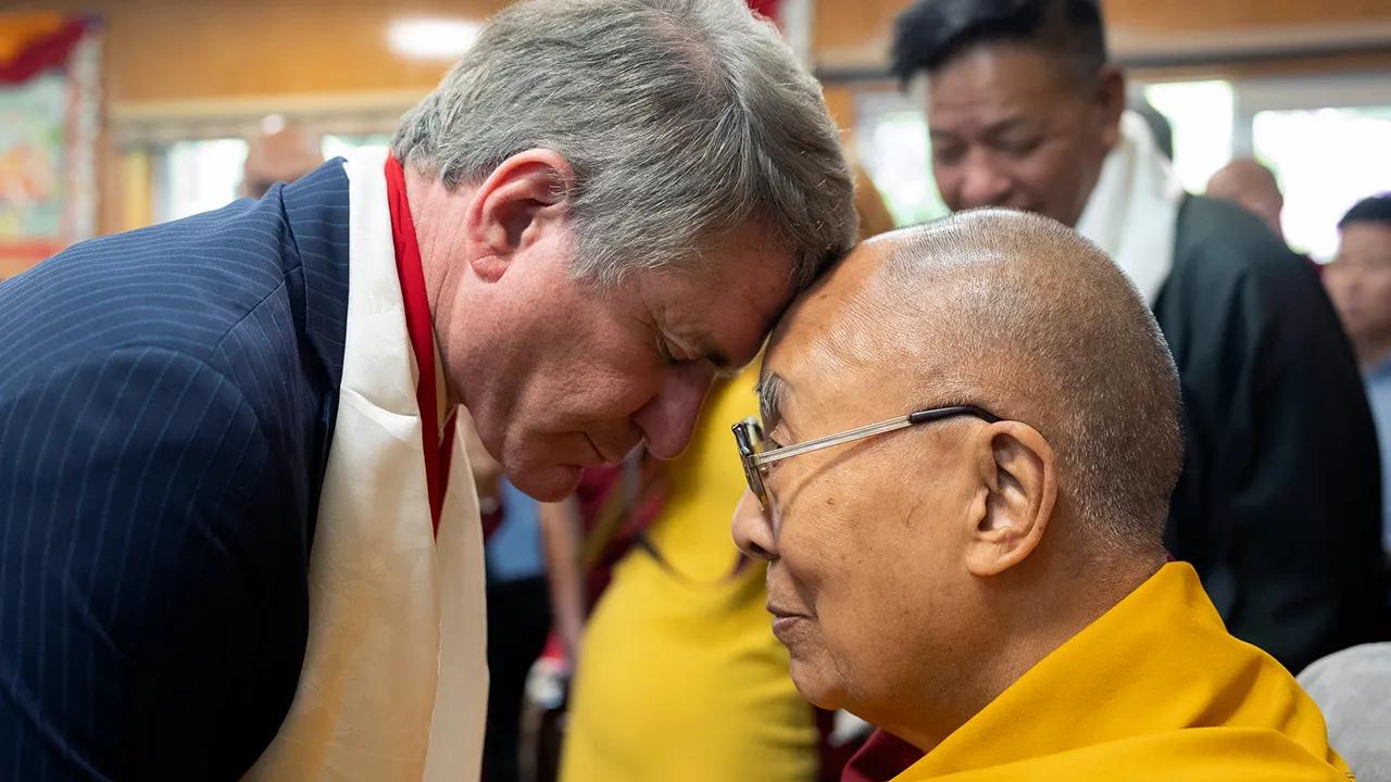 US lawmakers meet with Dalai Lama in India, sparking anger from China [Video]