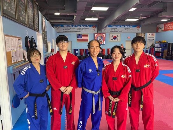 Family of Taekwondo black belts saves woman from attacker [Video]