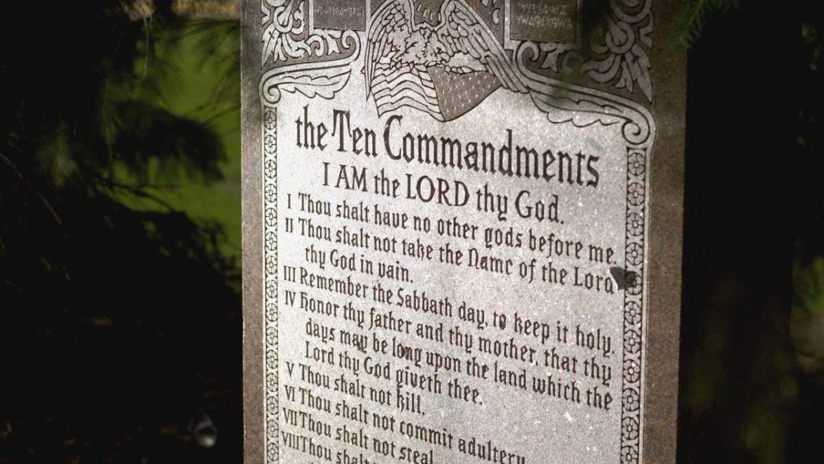 Civil liberties groups file lawsuit challenging Louisiana law requiring Ten Commandments in every classroom [Video]