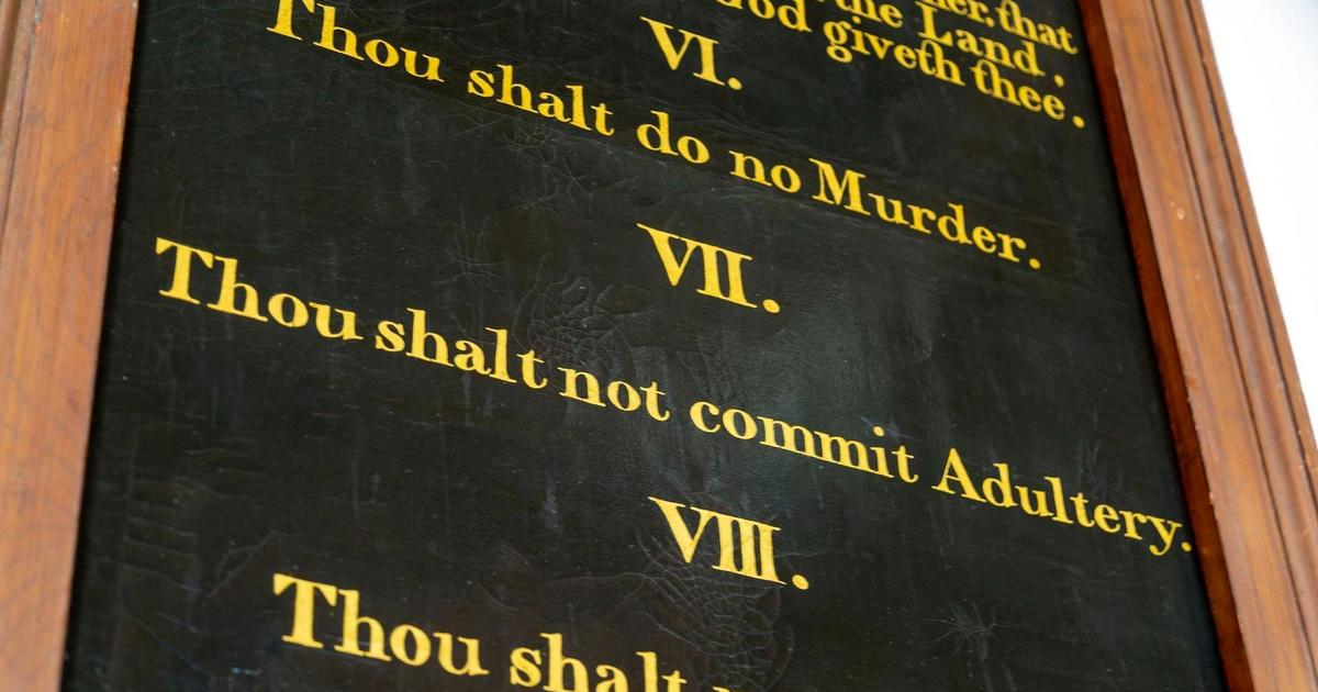 Lawsuit challenges Louisiana law requiring classrooms to display Ten Commandments [Video]