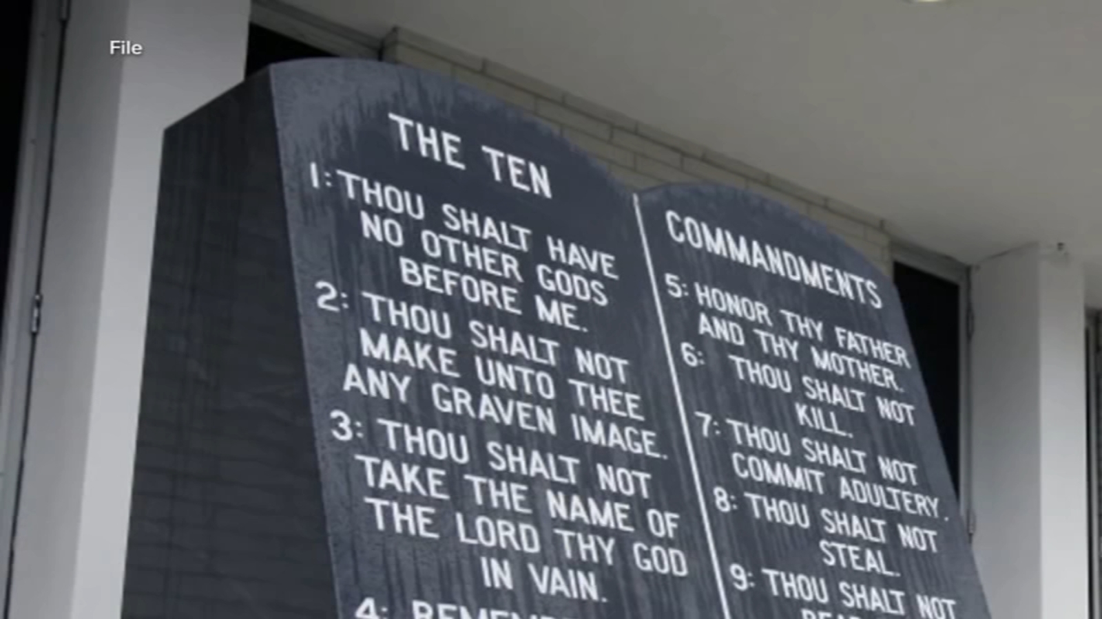 Lawsuit challenges Louisiana law requiring Ten Commandments in classrooms [Video]