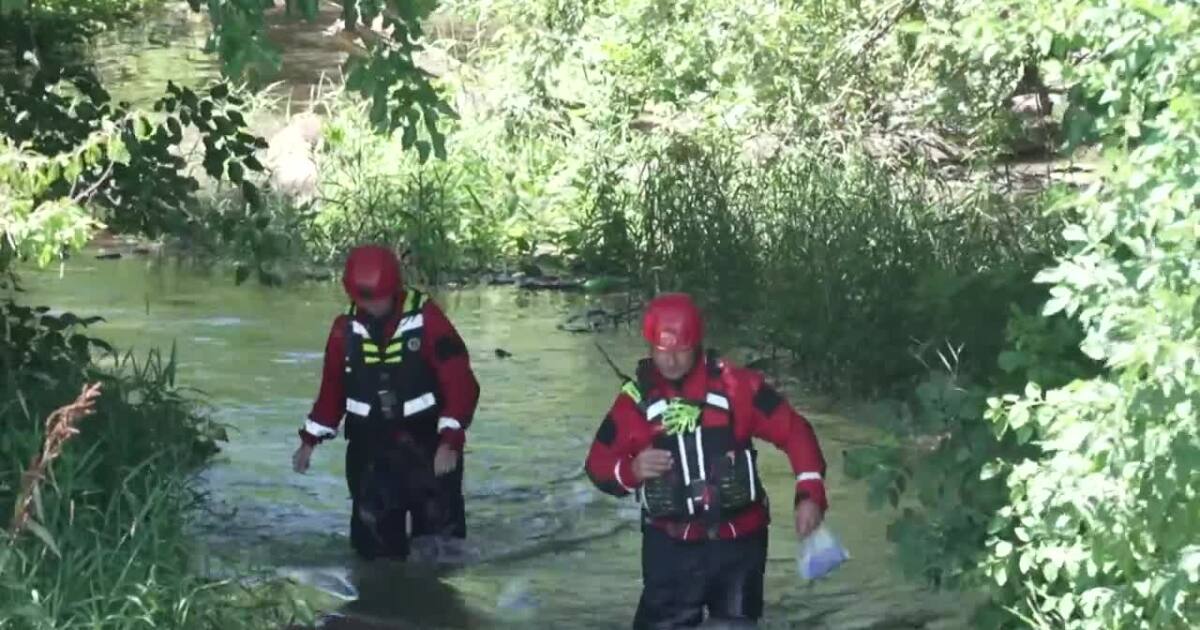 Law enforcement help those in flooded homeless encampments relocate [Video]