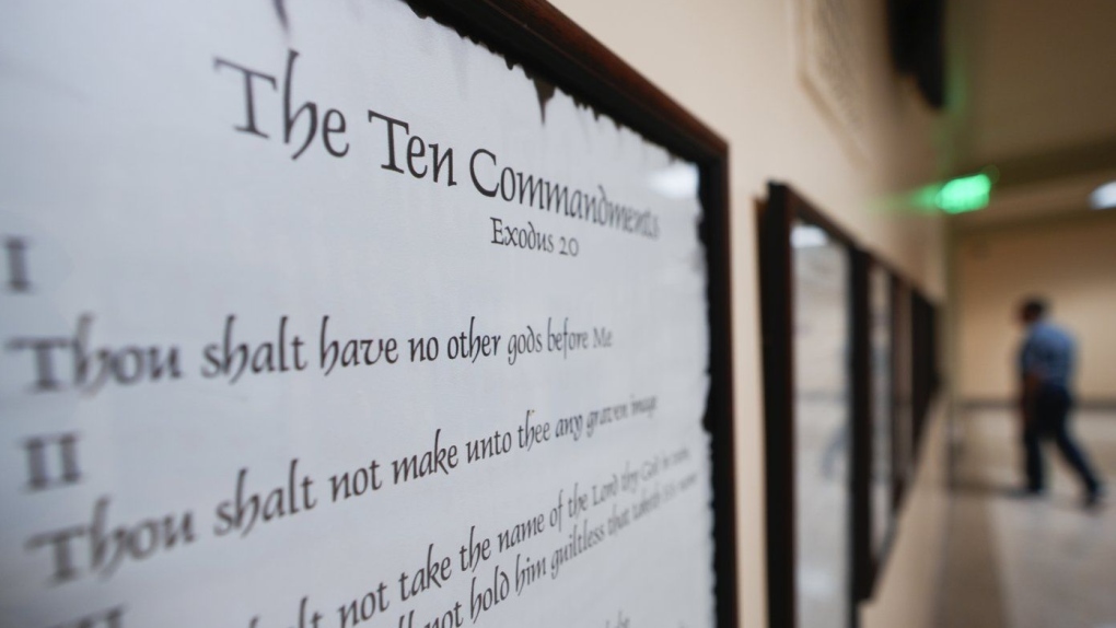 Lousiana Ten Commandments in the classroom rules: What to know [Video]