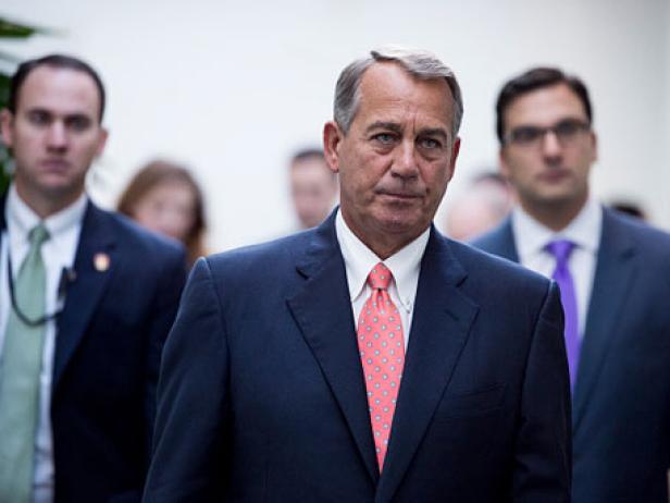 Weird golf news of the week: Country club bartender charged for threatening to poison John Boehner | Golf News and Tour Information [Video]