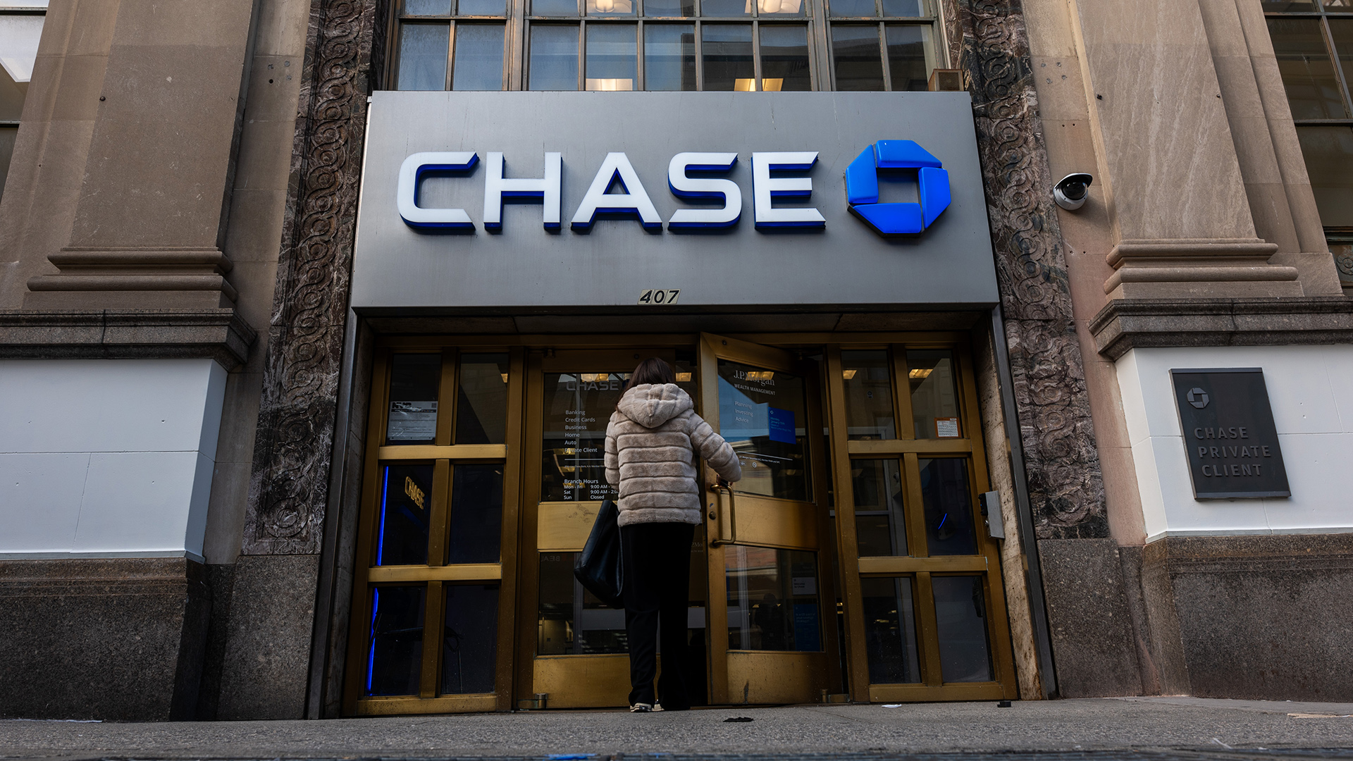 Chase users rage ‘blood sucking ticks’ as bank announces plans to add surcharges – and it would impact millions [Video]