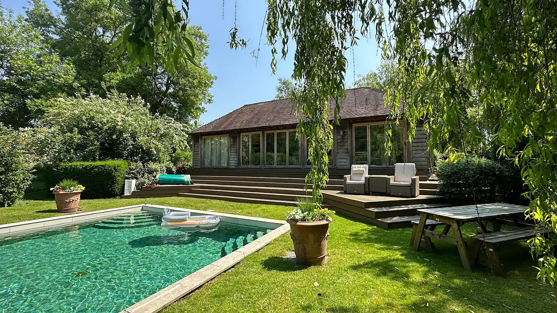 George Michael fans can now stay at his luxury pool house for 550 a night  The Irish Sun [Video]